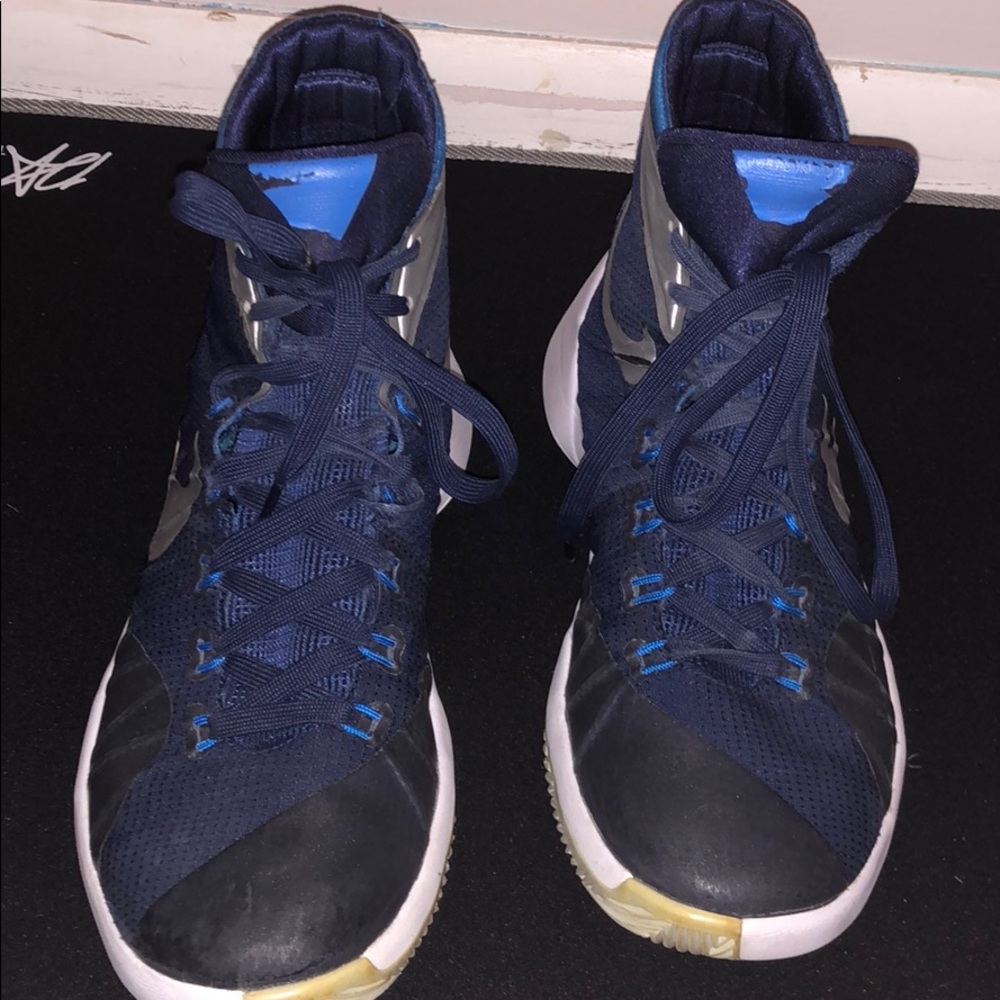 Women’s Nike basketball shoe